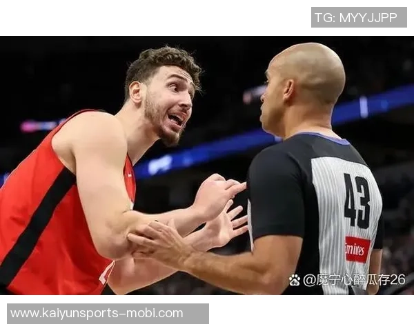 华子半场火力全开三分球连中三记贡献19分5板2助却有6次失误令人遗憾